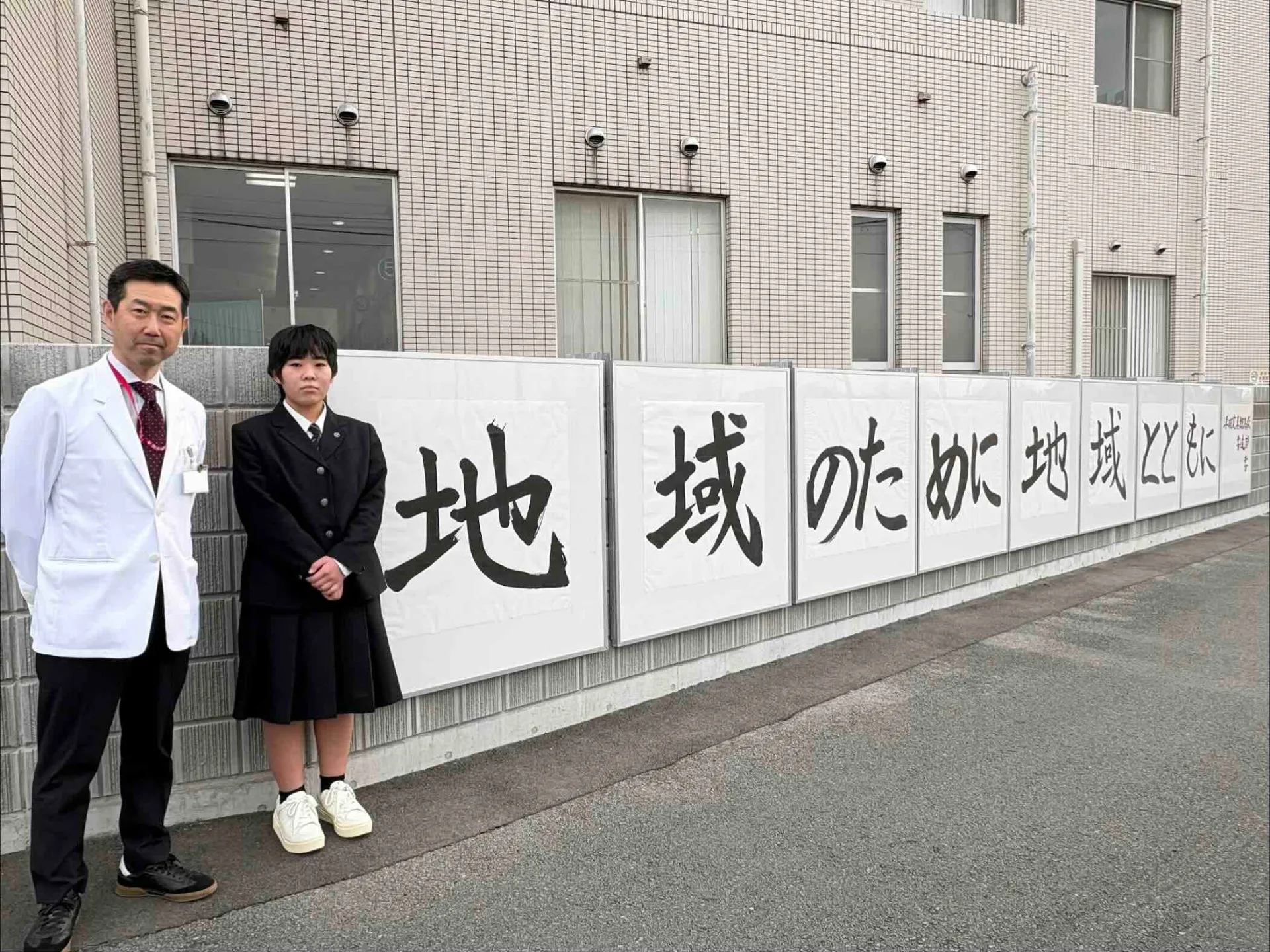 浮羽究真館高校 書道部の作品を防水壁パネルに掲示しました